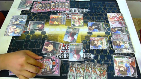 In this match, the player on the right has a full Clock (6 cards), and has 2 cards in their Level Counter. Player on the left is also Level 2, but only has 3 cards in their Clock. Image courtesy of TKWizard.